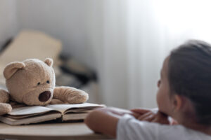 A Polícia Militar (PM) prendeu um jovem de 19 anos suspeito de estuprar uma criança de apenas 11. O crime aconteceu em dezembro de 2021, no distrito de Santo Antônio do Rio Verde, na cidade de Catalão. No entanto, o rapaz só foi localizado e preso na tarde de quinta-feira (18), depois que a vítima denunciou o abuso.