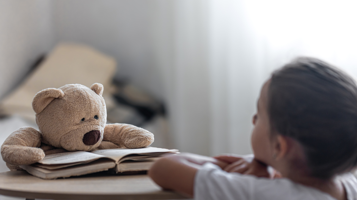 A Polícia Militar (PM) prendeu um jovem de 19 anos suspeito de estuprar uma criança de apenas 11. O crime aconteceu em dezembro de 2021, no distrito de Santo Antônio do Rio Verde, na cidade de Catalão. No entanto, o rapaz só foi localizado e preso na tarde de quinta-feira (18), depois que a vítima denunciou o abuso.