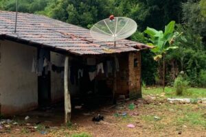 Raio atinge e destrói parte de uma casa enquanto a família dormia em Nova Aurora