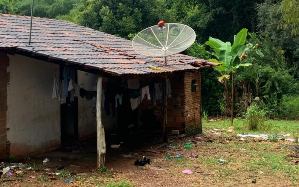 Raio atinge e destrói parte de uma casa enquanto a família dormia em Nova Aurora