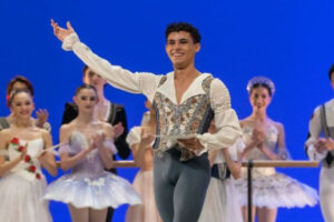 O bailarino Miguel Oliveira, de 16 anos, recebeu o prêmio de “Melhor Jovem Talento” pela Fundação Nureyev, no Prix de Lausanne, na Suíça. Miguel é natural de Brasília, mas se tornou bailarino na Escola do Futuro em Artes Basileu França, em Goiânia. A coordenadora de dança da Escola, Simone Malta, celebrou o destaque internacional. "Tudo isso faz com que a escola se destaque entre tantas outras do mundo. Miguel já segue sua jornada de Goiás para o Mundo", afirmou.