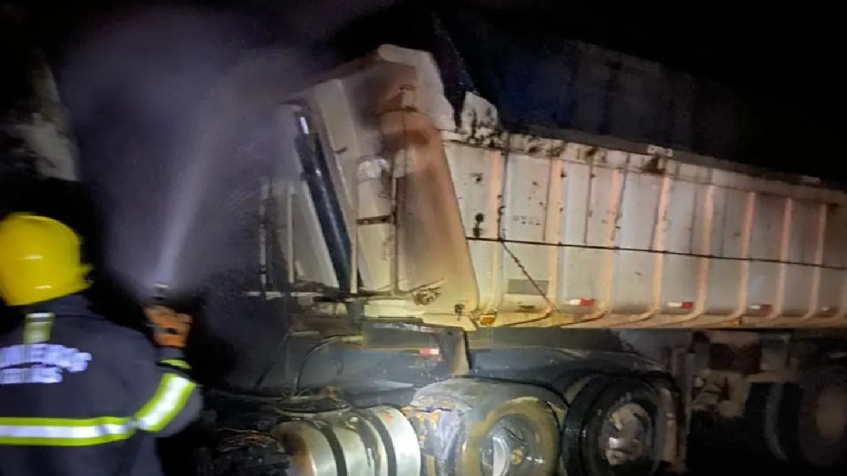 Equipe utilizou 5 mil litros de água para a extinção das chamas