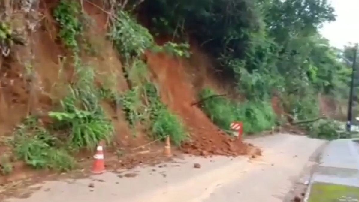 Chuva causa desabamento de terra em Goiânia e rua Mantiqueira é interditada