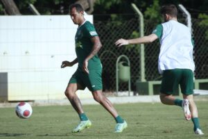 Vinícius em treino pelo Goiás