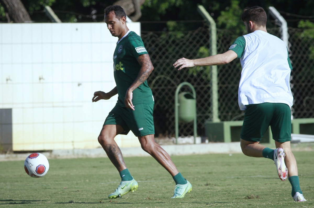Vinícius em treino pelo Goiás