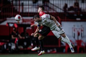 Shaylon e Wesley Matos disputando bola