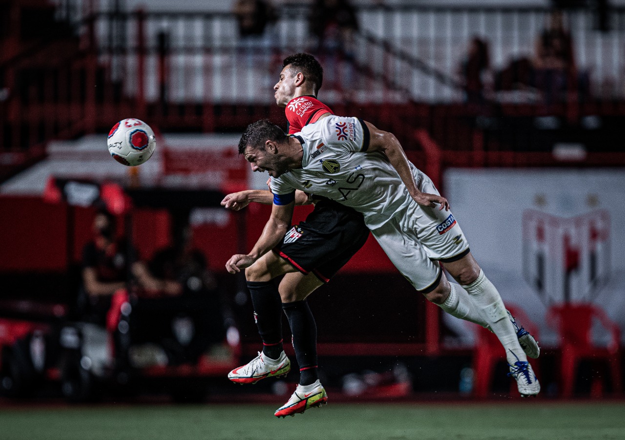 Shaylon e Wesley Matos disputando bola