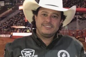 Cunha era filho do ex-prefeito de Vicentinópolis, José Oliveira. Locutor de rodeiros Alessandro Cunha morre em acidente em Prata, MG