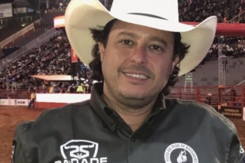 Cunha era filho do ex-prefeito de Vicentinópolis, José Oliveira. Locutor de rodeiros Alessandro Cunha morre em acidente em Prata, MG