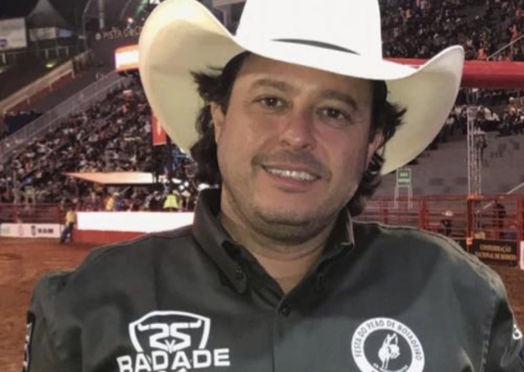 Cunha era filho do ex-prefeito de Vicentinópolis, José Oliveira. Locutor de rodeiros Alessandro Cunha morre em acidente em Prata, MG