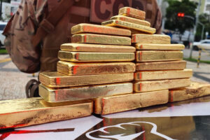 A Polícia Militar (PM) apreendeu uma carga de R$ 4,2 milhões em barras de ouro, na madrugada desta sexta-feira (18). Segundo os policiais, o ouro era proveniente de garimpos e explorações ilegais e, por isso, precisou ser apreendido. A carga estava sendo transportada em Montes Claros de Goiás, no Oeste do estado, por um advogado e um segurança. Os dois homens acabaram presos.