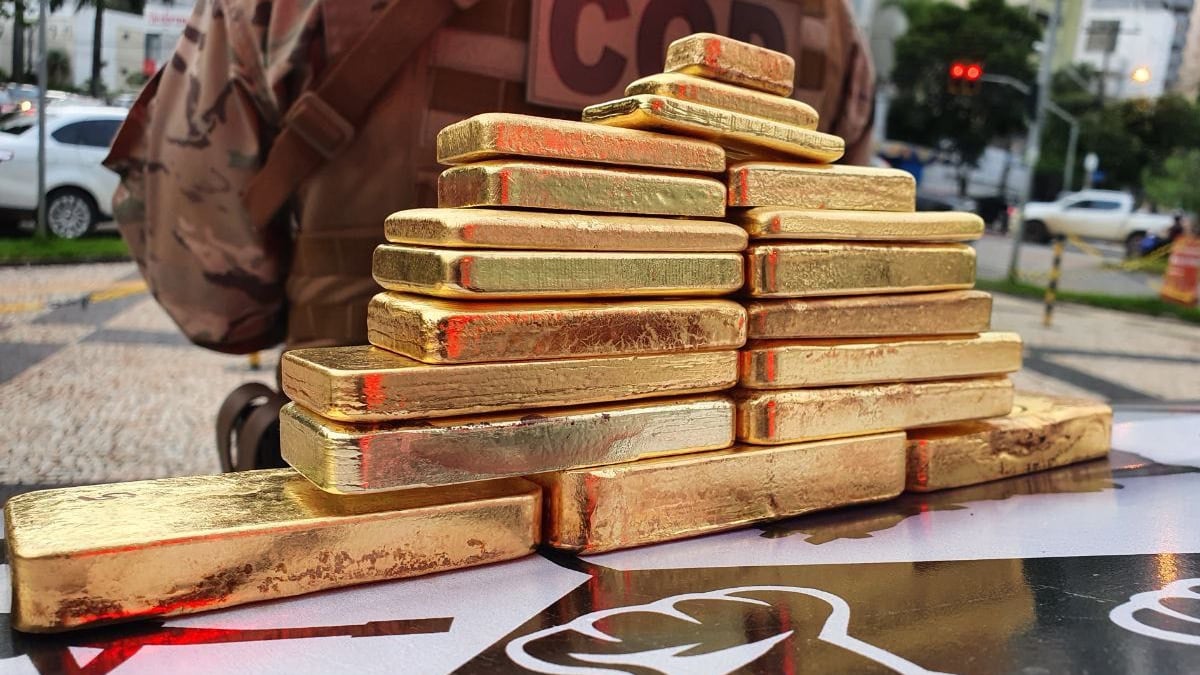 A Polícia Militar (PM) apreendeu uma carga de R$ 4,2 milhões em barras de ouro, na madrugada desta sexta-feira (18). Segundo os policiais, o ouro era proveniente de garimpos e explorações ilegais e, por isso, precisou ser apreendido. A carga estava sendo transportada em Montes Claros de Goiás, no Oeste do estado, por um advogado e um segurança. Os dois homens acabaram presos.