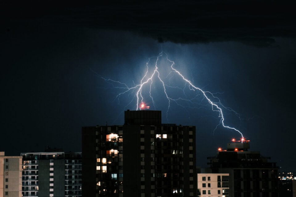 O estado de Goiás deverá enfrentar até domingo (20) chuvas fortes e isoladas, que serão acompanhadas de rajadas de vento e raios. A previsão foi realizada pelo Centro de Informações Meteorológicas e Hidrológicas do Estado de Goiás (CIMEHGO).