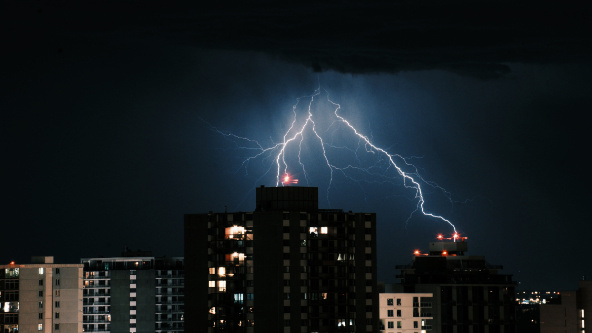 O estado de Goiás deverá enfrentar até domingo (20) chuvas fortes e isoladas, que serão acompanhadas de rajadas de vento e raios. A previsão foi realizada pelo Centro de Informações Meteorológicas e Hidrológicas do Estado de Goiás (CIMEHGO).