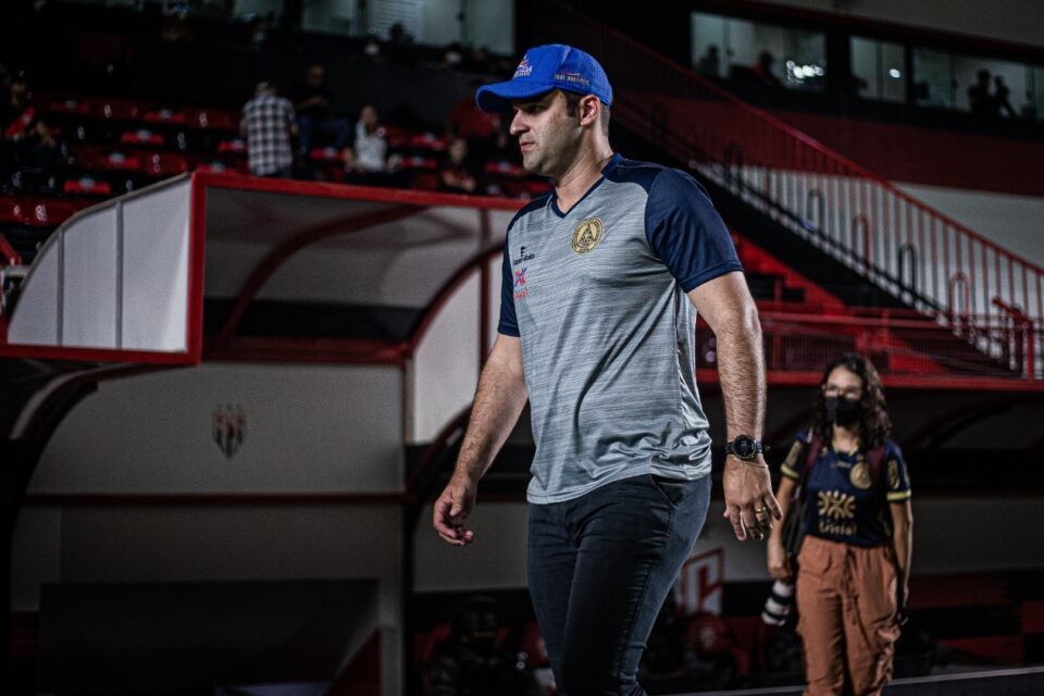 Thiago Carvalho no estádio Antônio Accioly