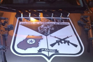 A Polícia Militar de Goiás prendeu dois suspeitos em posse de dois fuzis e seis carregadores avaliados em R$ 120 mil, em Sobradinho, no DF