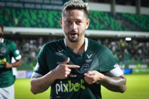 Elvis, meia do Goiás comemorando gol