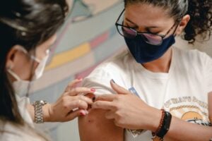 Anápolis inicia a aplicação da dose de reforço dos imunizantes AstraZeneca e Pfizer.