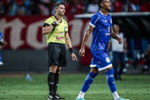 Árbitro Victor Lucas durante jogo pelo Goianão