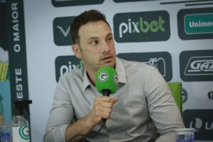 Bruno Pivetti em apresentação no Goiás