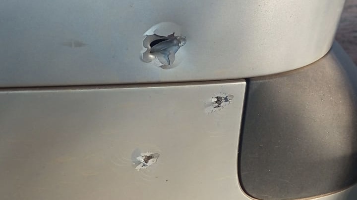 Ao todo, a população soma pelo menos 10 disparos efetuados. Sete deles atingiram o veículo (Foto: Leitor Mais Goiás)