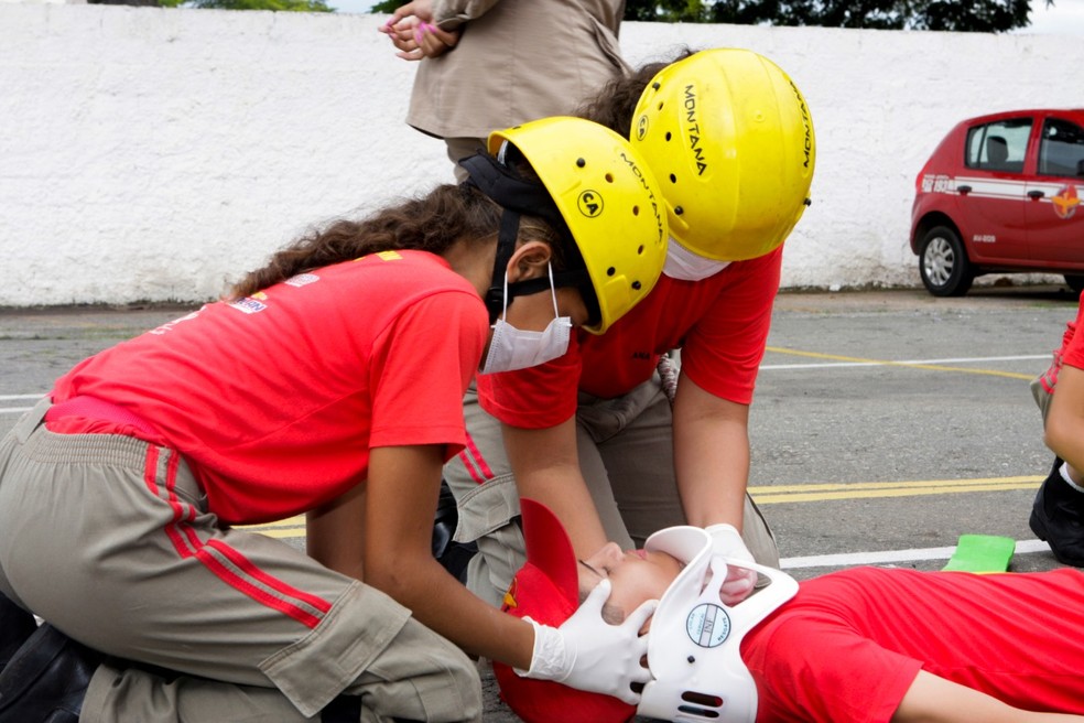 Crianças aprendem sobre técnicas de resgate durante o Programa Bombeiro Mirim, em Goiás — Foto: (Divulgação/Corpo de Bombeiros)