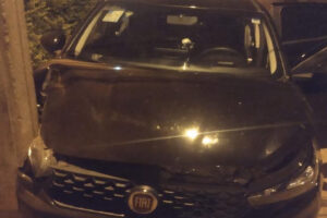 Motorista de aplicativo pula de carro em movimento durante assalto em Águas Lindas