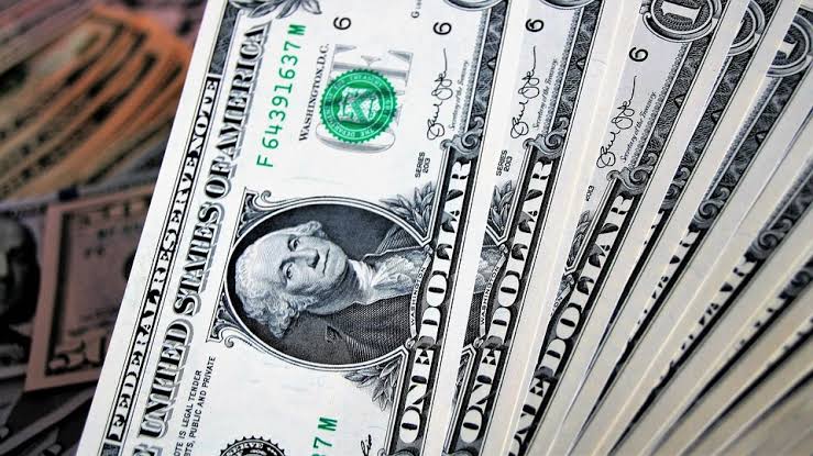 Dólar interrompe quedas e fecha praticamente estável