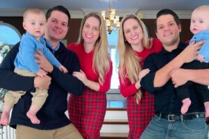 Duas irmãs gêmeas que se casaram com gêmeos tiveram filhos 'idênticos' e estão bombando nas redes sociais. (Foto: redes sociais)