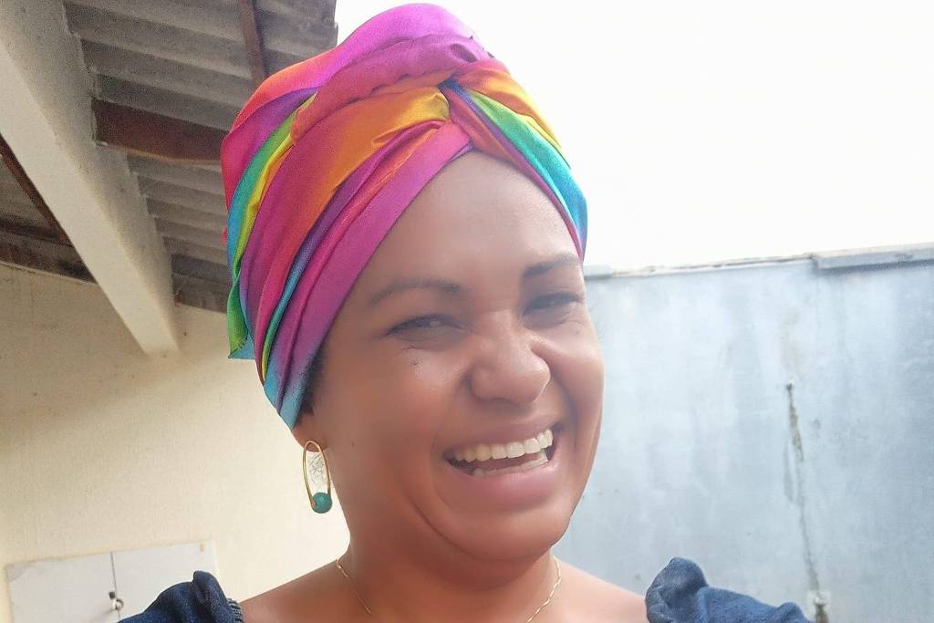 Professora emociona em vídeo ao pular e chorar após aprovação de alunos em vestibular