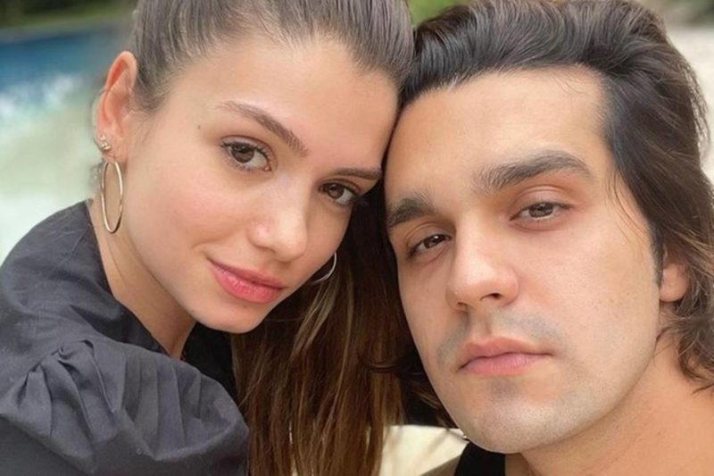 Izabela Cunha ainda dança com o cantor sertanejo. Cena aconteceu em São Paulo. Luan Santana beija namorada no palco durante show; vídeo