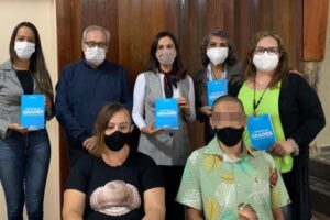 Um jovem infrator escreveu um livro durante a internação socioeducativa em Luziânia. Ele retratou sua infância e internação no local. (Foto: divulgação/TJGO)