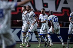 Alex comemorando o gol da vitória