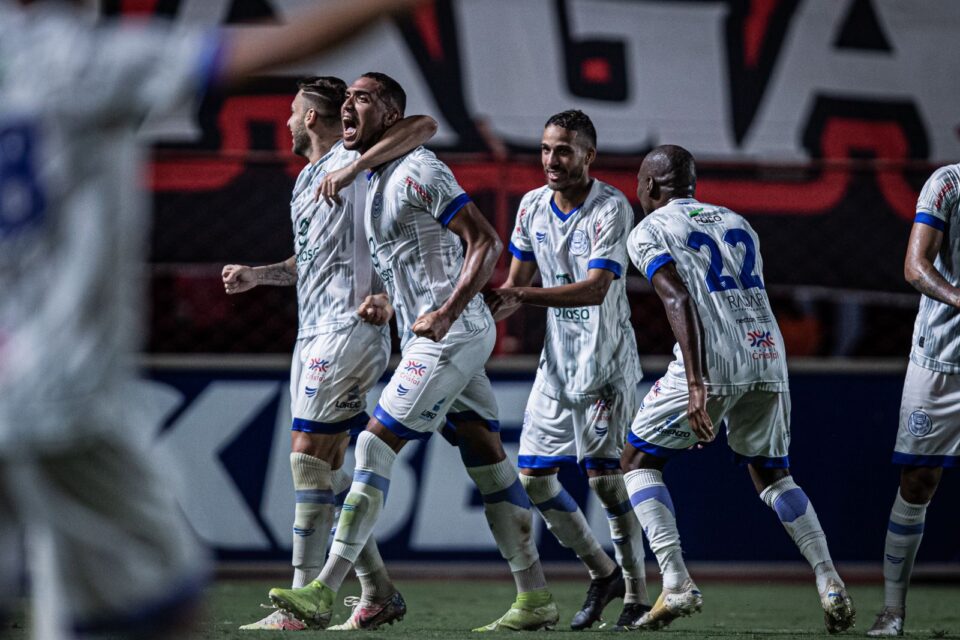 Alex comemorando o gol da vitória