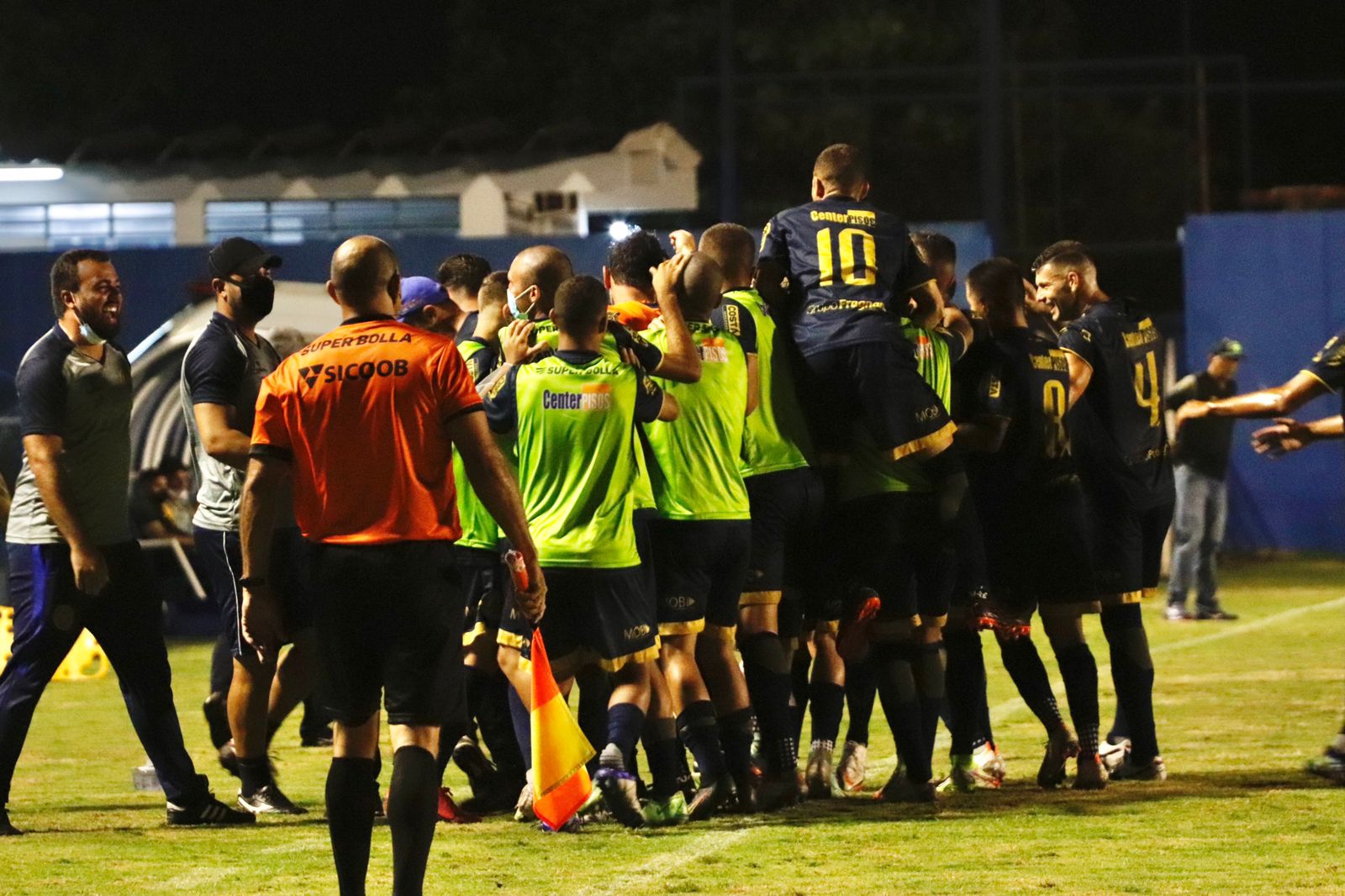 Aparecidense celebrando gol marcado