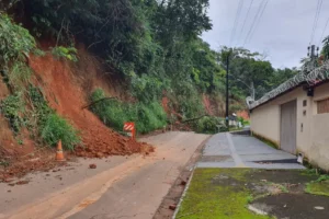 O Morro do Mendanha continua sofrendo com as consequências das fortes chuvas que atingem Goiânia nesta semana. Na última quinta-feira (17), o Morro sofreu um deslizamento devido um temporal. Já neste sábado (19), novamente por conta das tempestades, a Agência Municipal do Meio Ambiente (Amma) e a Defesa Civil precisaram interromper o trabalho com máquinas para nivelar e evitar novos deslizamentos na região.