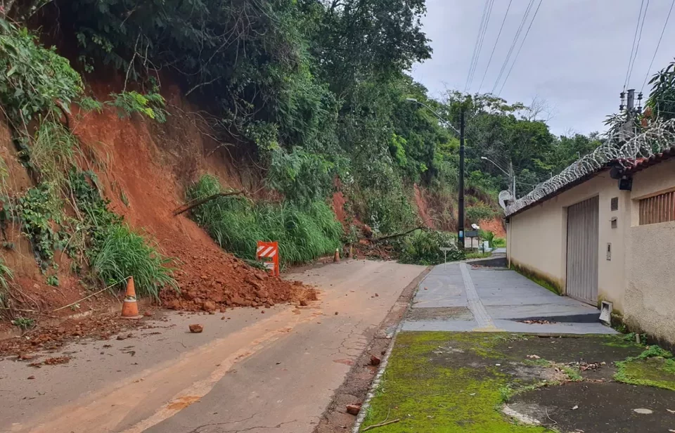 O Morro do Mendanha continua sofrendo com as consequências das fortes chuvas que atingem Goiânia nesta semana. Na última quinta-feira (17), o Morro sofreu um deslizamento devido um temporal. Já neste sábado (19), novamente por conta das tempestades, a Agência Municipal do Meio Ambiente (Amma) e a Defesa Civil precisaram interromper o trabalho com máquinas para nivelar e evitar novos deslizamentos na região.