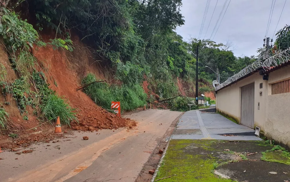 O Morro do Mendanha continua sofrendo com as consequências das fortes chuvas que atingem Goiânia nesta semana. Na última quinta-feira (17), o Morro sofreu um deslizamento devido um temporal. Já neste sábado (19), novamente por conta das tempestades, a Agência Municipal do Meio Ambiente (Amma) e a Defesa Civil precisaram interromper o trabalho com máquinas para nivelar e evitar novos deslizamentos na região.