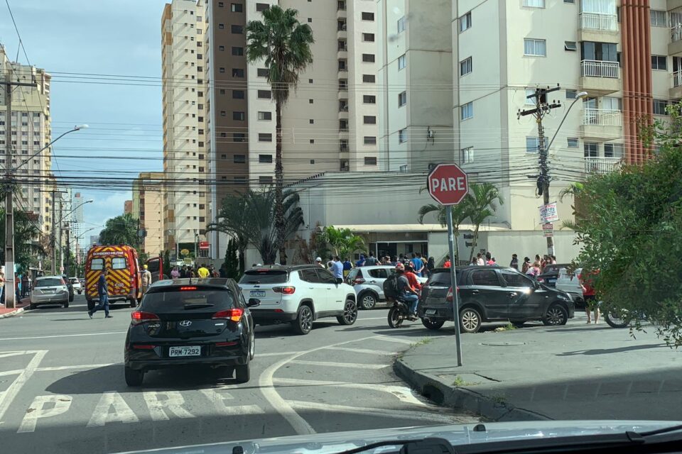 Carro atinge e mata jovem na calçada após colisão no Setor Bela Vista