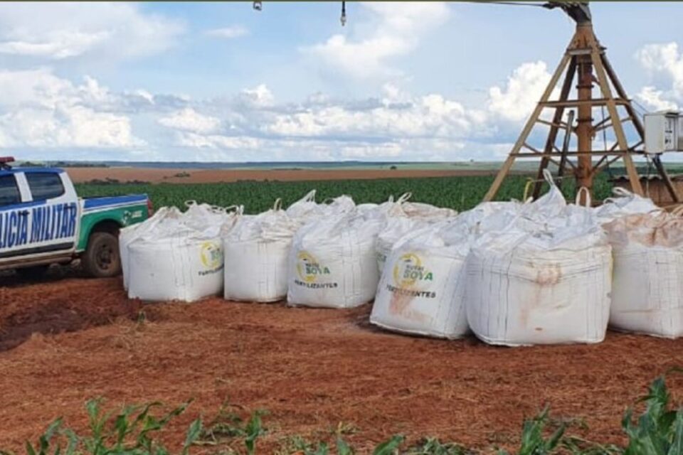 PM apreende 15 toneladas de adubo furtado em Santa Cruz de Goiás (Foto: Polícia Militar)