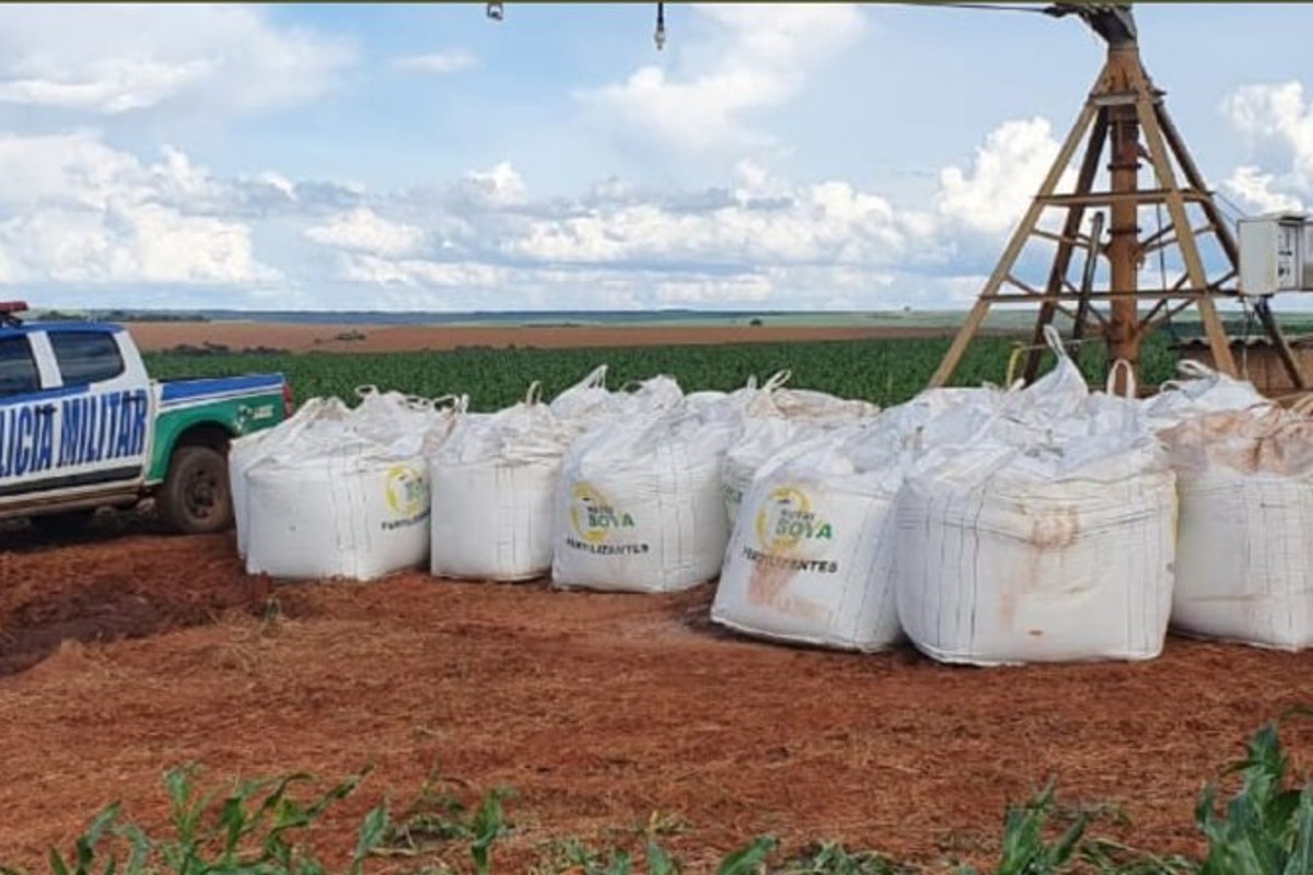 PM apreende 15 toneladas de adubo furtado em Santa Cruz de Goiás (Foto: Polícia Militar)