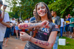 Aluna nota mil na redação do Enem comemora vaga em medicina na UFG