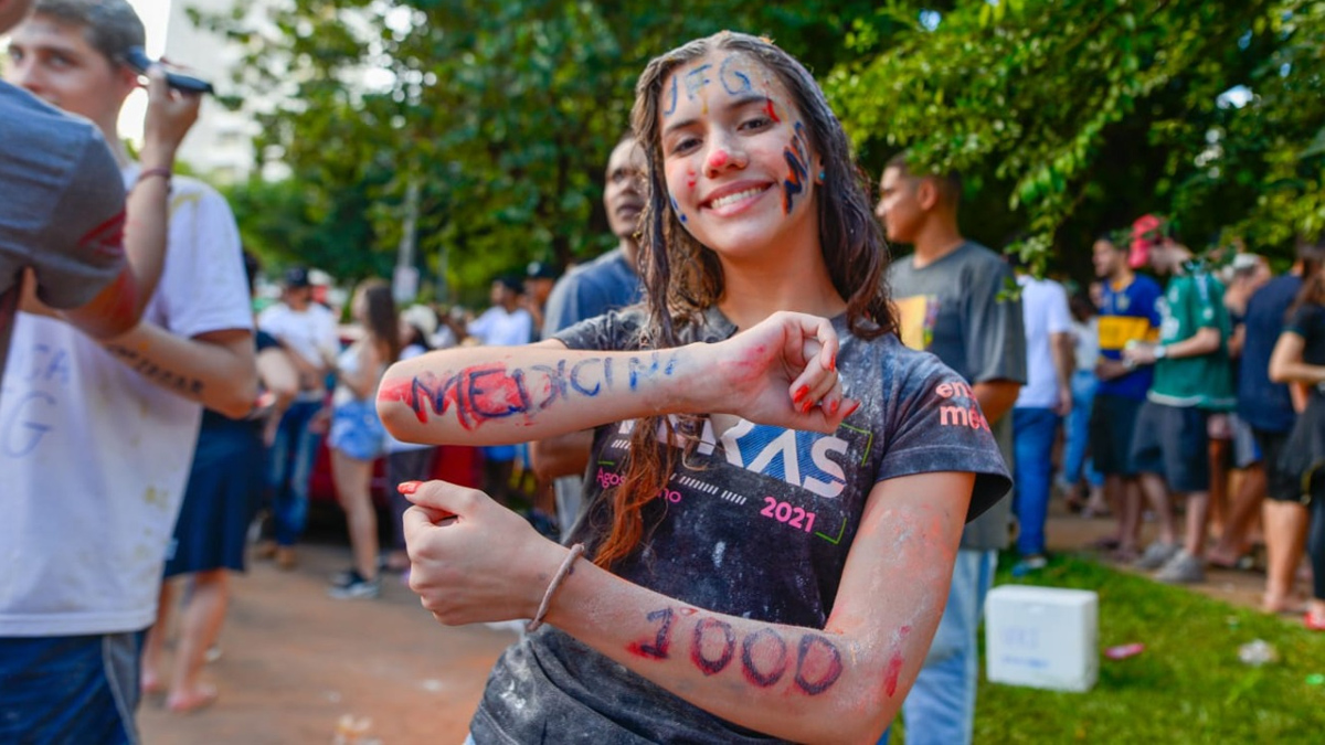 Aluna nota mil na redação do Enem comemora vaga em medicina na UFG