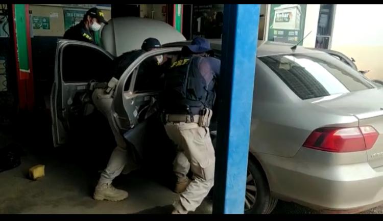Dupla é presa com droga avaliada em R$240 mil na BR-070 em Jussara