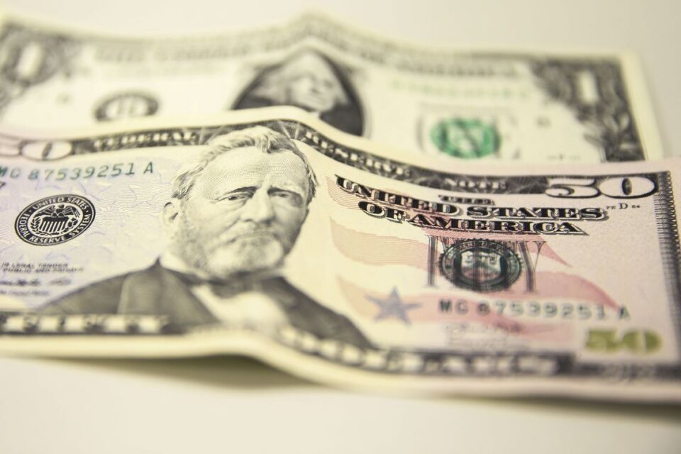 Dólar cai mais uma vez, influenciado por Banco Central dos EUA, e é cotado a R$ 5,12