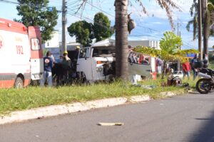 Motorista de kombi bate em árvore e fica em estado grave, em Aparecida