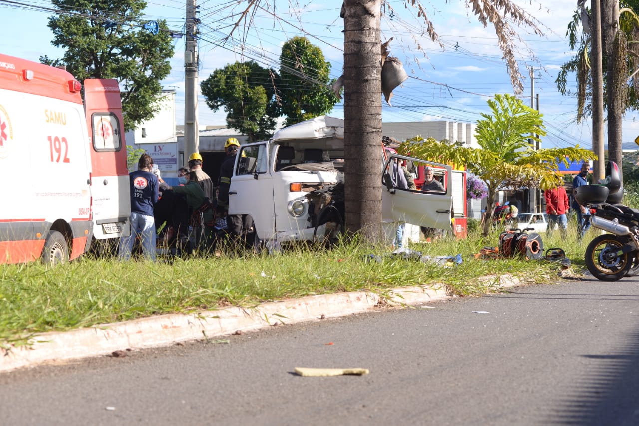 Motorista de kombi bate em árvore e fica em estado grave, em Aparecida