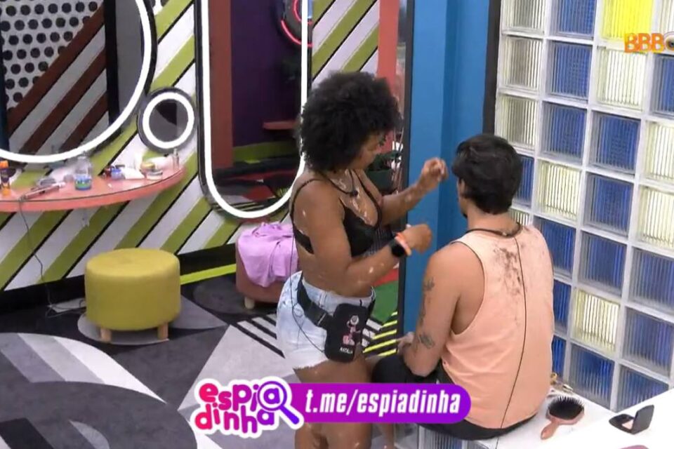 BBB 22: Natália corta cabelo de Eliezer e Larissa antes da festa