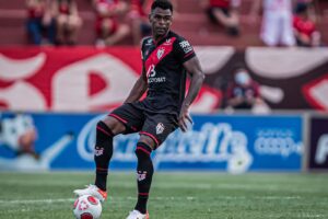 Zagueiro Wanderson contra o Vila Nova