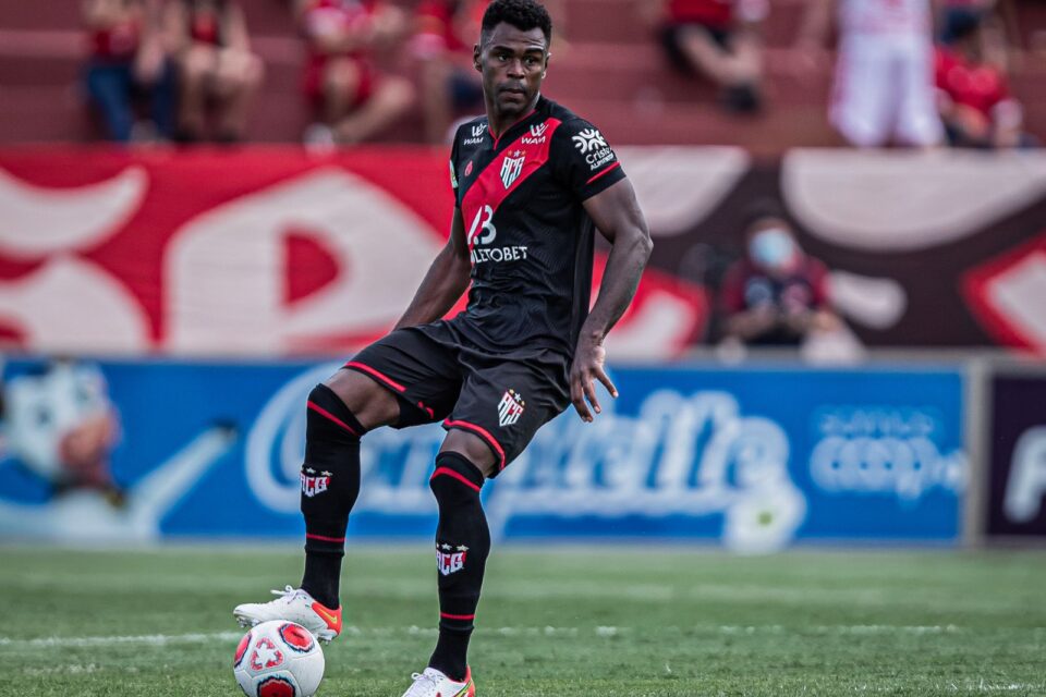Zagueiro Wanderson contra o Vila Nova